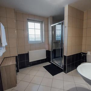 Ekononiczny pokój z łóżkiem king-size